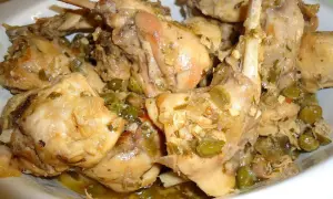 Un invitante coniglio alla cacciatora in bianco, succulento e profumato, pronto per essere gustato.