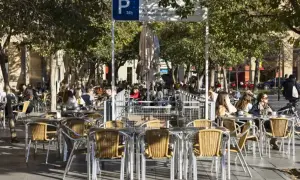 Gente disfrutando en las terrazas de la Plaza San Francisco Zaragoza, bajo la sombra de los árboles.