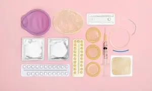 Verhütungsmittel: Pessar, Kondome, Spirale, Spritze, Ring, Pflaster. Eine hormonfreie Pille ist auch zu sehen.