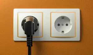 Podwójne gniazdko elektryczne z wtyczką. Zastanawiasz się, jakie gniazdka w Egipcie? Ten typ jest powszechny w Europie.