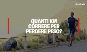 Un uomo corre su una strada in salita, con la scritta "Quanti km correre per perdere peso?".