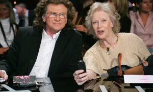 Jacek Padlewski, mąż Beaty Tyszkiewicz, siedzi obok niej, oboje patrzą w stronę obiektywu.