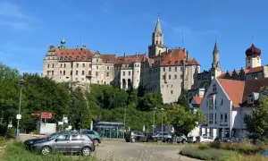 Schloss Sigmaringen, ein Highlight am Donauradweg zwischen Tuttlingen und Sigmaringen, thront über der Stadt.