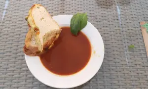Zupa pomidorowa z kanapką, idealna na islandzką przygodę. Pomyśl, jakie jedzenie zabrać na Islandię, by było równie pyszne!