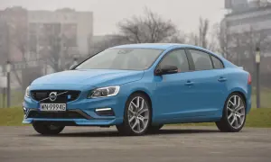 Błękitne Volvo S60 na tle budynków. Poznaj jego wymiary i możliwości.