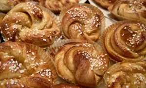 Gyllene vaniljbullar med pärlsocker, redo att avnjutas. Ett perfekt vaniljbullar recept för fikat.