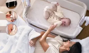 Mama i dziecko w łóżeczku. Kołyska automatyczna ułatwia opiekę, mocowana do łóżka rodziców.
