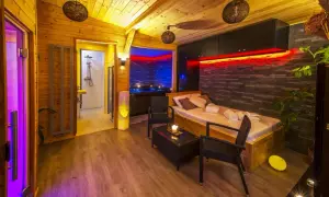 Entspannende Sauna mit Dusche, Ruheliege und Whirlpool. Perfekt für eine Auszeit in Prag.