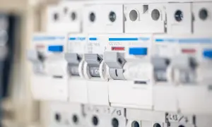 Szukasz informacji, jaki bezpiecznik do gniazdek? Na zdjęciu widać rząd wyłączników nadprądowych, które chronią instalację elektryczną.