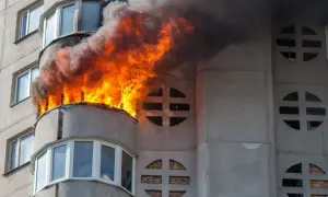 Ein Balkon brennt lichterloh. Die Frage, welche Versicherung zahlt bei Brand in Mietwohnung, ist hier relevant.
