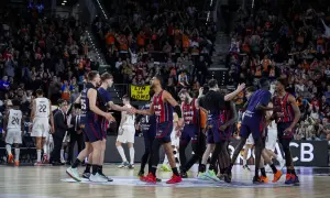 Jugadores celebran en la cancha. ¿Quién ha ganado la Copa del Rey de baloncesto? La euforia lo dice todo.