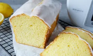 Saftiger Zitronenkuchen, frisch aus dem Thermomix, mit süßer Glasur. Perfekt für den Kaffeetisch.