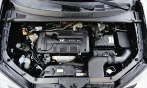 Silnik DOHC 16V w Hyundai Tucson 2007. Widoczny układ dolotowy i elementy osprzętu.