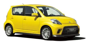 Żółty Daihatsu Sirion Sport z przyciemnianymi szybami i sportowym wyglądem.
