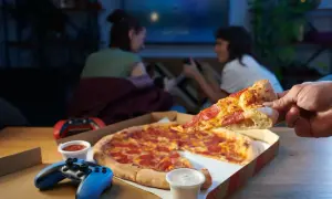 Idealna pizza 40 cm na ile osób? Wystarczy dla dwóch graczy podczas wieczoru z grami.