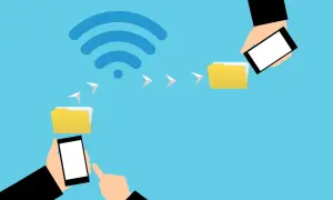 Dwa telefony wymieniają dane przez Wi-Fi. Szybki transfer plików między urządzeniami.