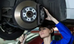 Mechaniczka sprawdza hamulce. Zastanawiasz się nad wymiana klocków hamulcowych cena?