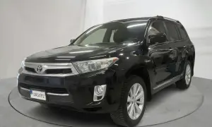 Svart Toyota Highlander Hybrid, redo för äventyr i Sverige.