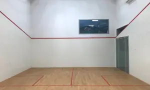 Fitness i squash: jak połączenie tych dyscyplin poprawi Twoją formę