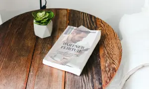 Kiedy facet mówi, że jesteś wyjątkowa, a na stoliku leży książka "Partner flirtuje".