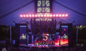 Koncert galowy w Operze Leśnej w Sopocie, gdzie odbywały się wieczorki taneczne w sanatorium MSWiA Sopot. Orkiestra symfoniczna na scenie, publiczność na widowni.