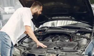 Miękki pedał, zgrzyty? Sprawdź objawy uszkodzonej pompy sprzęgła