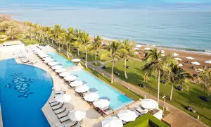 Widok na baseny i plażę z palmami przy Barcelo Hotel. Idealne miejsce na relaks.