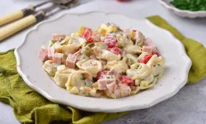 Sałatka z tortellini z szynką, pomidorkami i ogórkiem konserwowym w kremowym sosie.