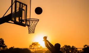Zachód słońca i rzut do kosza. Poznaj zasady koszykówki 3x3, dynamicznej gry na pół boiska.