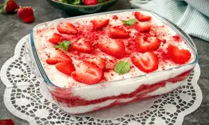 Erdbeer-Tiramisu ohne Ei, dekoriert mit frischen Erdbeerscheiben und Minze. Ein leichter Genuss für warme Tage.