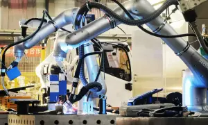 Nowoczesny cobot spawalniczy precyzyjnie łączy elementy, tworząc przyszłość produkcji.