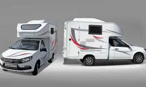 Dos autocaravanas blancas, una Lada Granta modificada, con detalles grises y rojos, listas para la aventura.