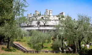 Il Vittoriale degli Italiani sul Lago di Garda, un luogo evocativo legato a D'Annunzio, circondato da ulivi.