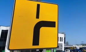 Znak drogowy: droga z pierwszeństwem. Kierowca zbliża się do skrzyżowania, gdzie ma pierwszeństwo.