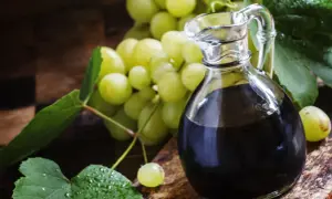 Ciemny płyn w karafce i winogrona. Szukasz, czym zastąpić ocet balsamiczny? Oto inspiracja.