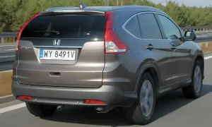 Brązowy Honda CR-V 2.0 benzyna w ruchu drogowym.