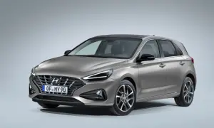 Nowy Hyundai i30 w kolorze szarym, z czarnym dachem i felgami. Sprawdź atrakcyjną cenę nowego Hyundai i30.