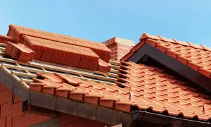 Ile kosztują dachówki? Poznaj ceny i oszczędź na dachu
