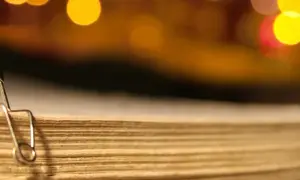 Co oznacza agrafka na ubraniu i jak może uratować Twój styl