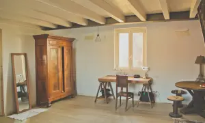 Arredare casa in campagna fai da te: armadio antico, scrivania rustica, specchio e lampada con base Torre Eiffel.
