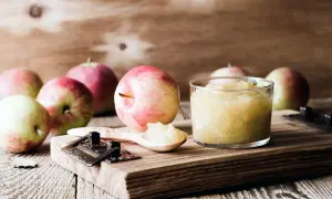Frische Äpfel und selbstgemachtes Apfelmus zum Einkochen im Backofen. Ein Löffel voll Genuss.