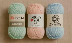 Trzy motki włóczki: miętowy "Cotton Soft", różowy "Drops You #9" i błękitny "Camilla". Wszystkie to 100% bawełna, idealna na letnie projekty.