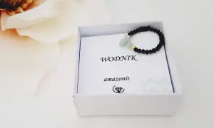 Bransoletka z amazonitu, kamienia szczęścia dla Wodnika, w pudełku.
