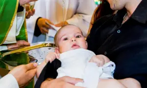 Ile daje się na chrzciny chrzestny? Oto, co warto wiedzieć