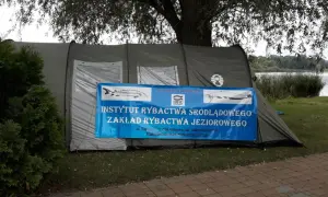 Namiot Instytutu Rybactwa Śródlądowego nad jeziorem sztumskim. Badania prowadzone są przez IRS.