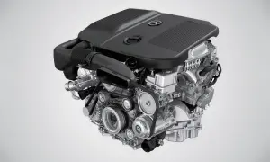 Silnik om651, serce Mercedesa, z czarną osłoną i widocznym układem pasków.