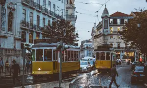 Żółte tramwaje w Lizbonie, urokliwe uliczki i budynki. Sprawdzamy portugalia ceny transportu i życia.
