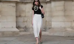 Jaką bluzkę do białej spódnicy wybrać, aby wyglądać stylowo?