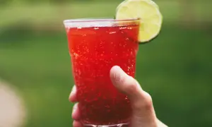 Orzeźwiające tinto de verano z plasterkiem limonki, idealne na letnie popołudnie.