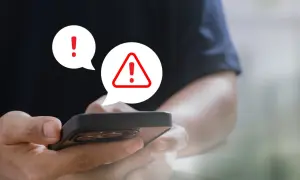 Ostrzeżenie na telefonie! Uważaj na oszustwa typu vishing, które mogą próbować wyłudzić Twoje dane.